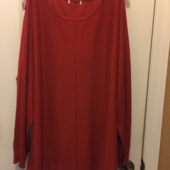 Maroon sweater with slit in shoulder - Picture 3 of 3